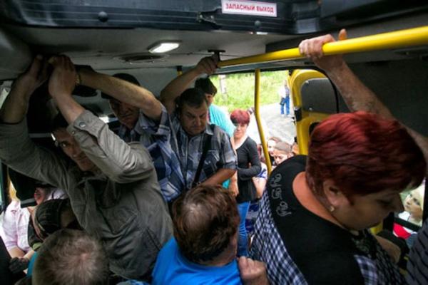 В МинВодах в пассажирскую маршрутку в часы пик забивается до 40 человек. Видео